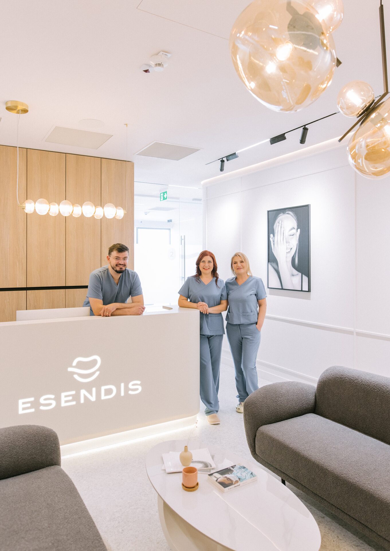 Lounge ESENDIS cu recepția și logo-ul clinicii — atmosferă caldă, primitoare
