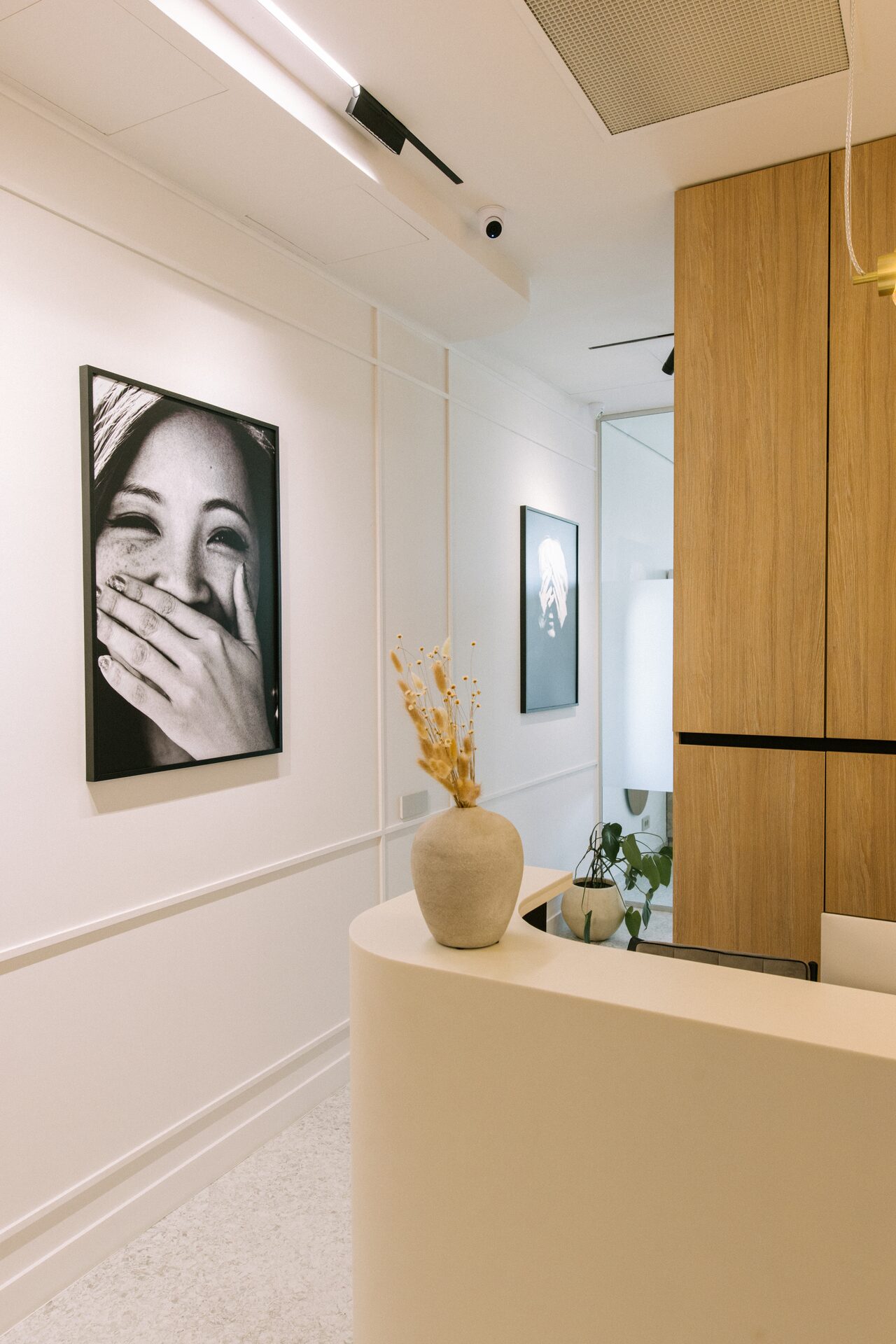 Cabinet ESENDIS cu lumină naturală și unit dentar premium