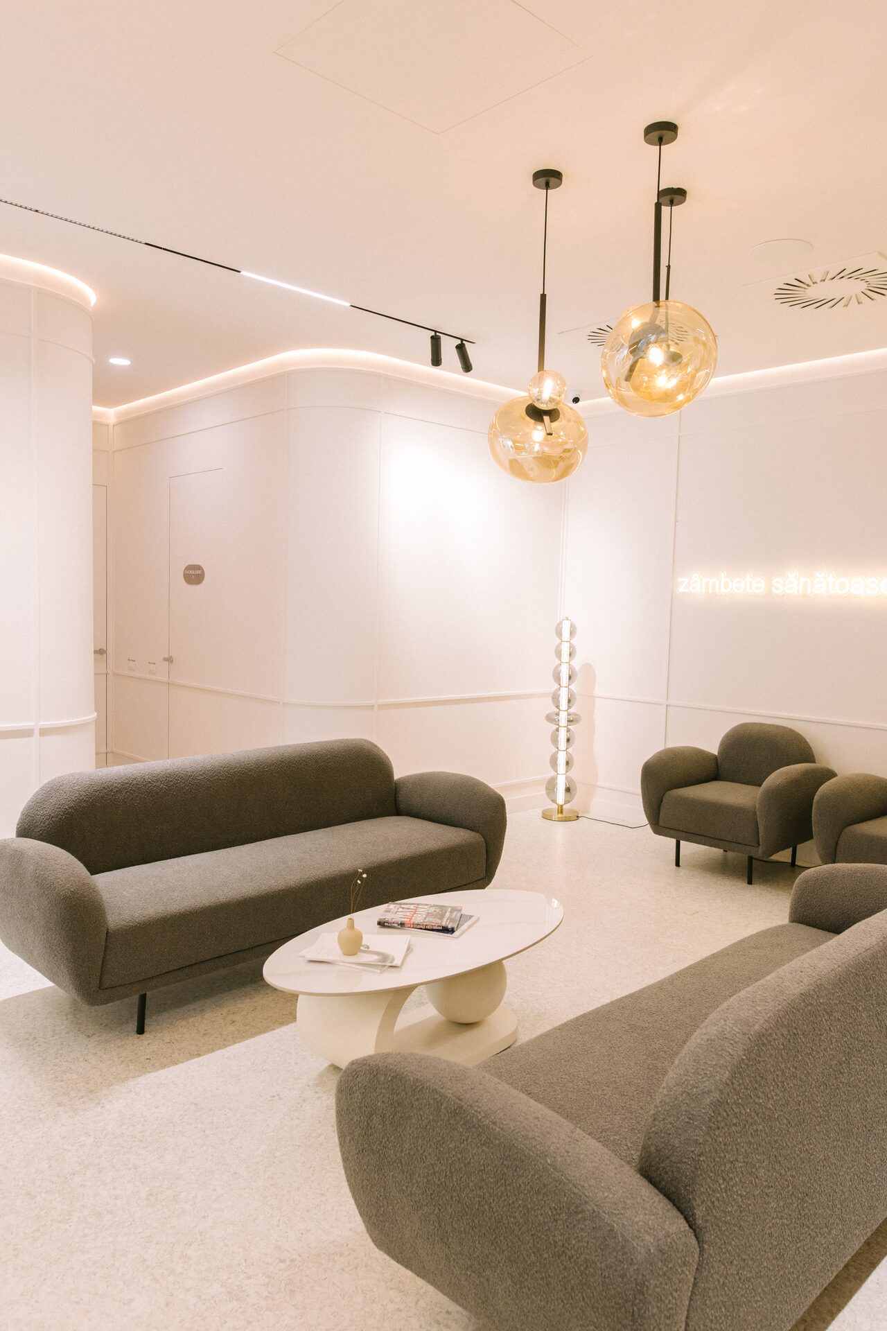 Echipa ESENDIS în lounge-ul clinicii — atmosferă caldă și empatică
